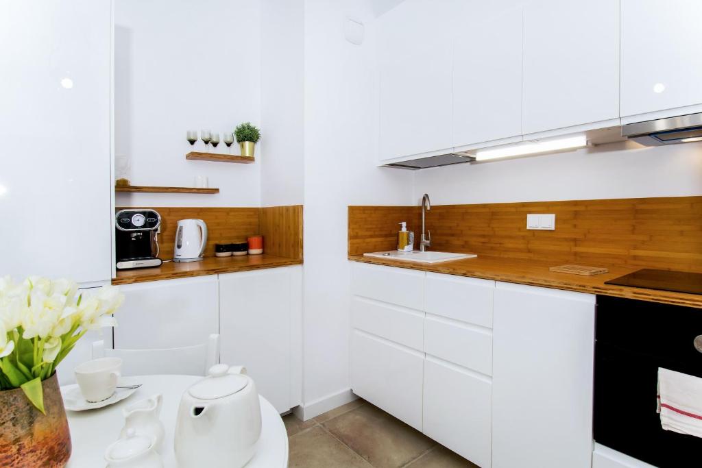 Kuchyňa alebo kuchynka v ubytovaní erApartments Mennica Residence