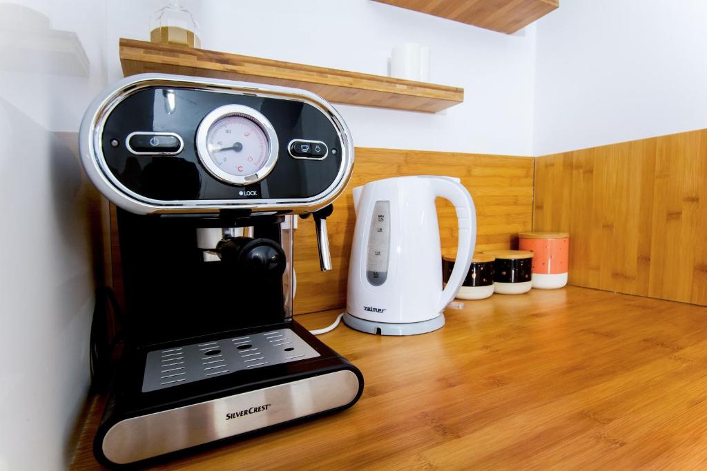 Príslušenstvo na prípravu kávy alebo čaju v ubytovaní erApartments Mennica Residence