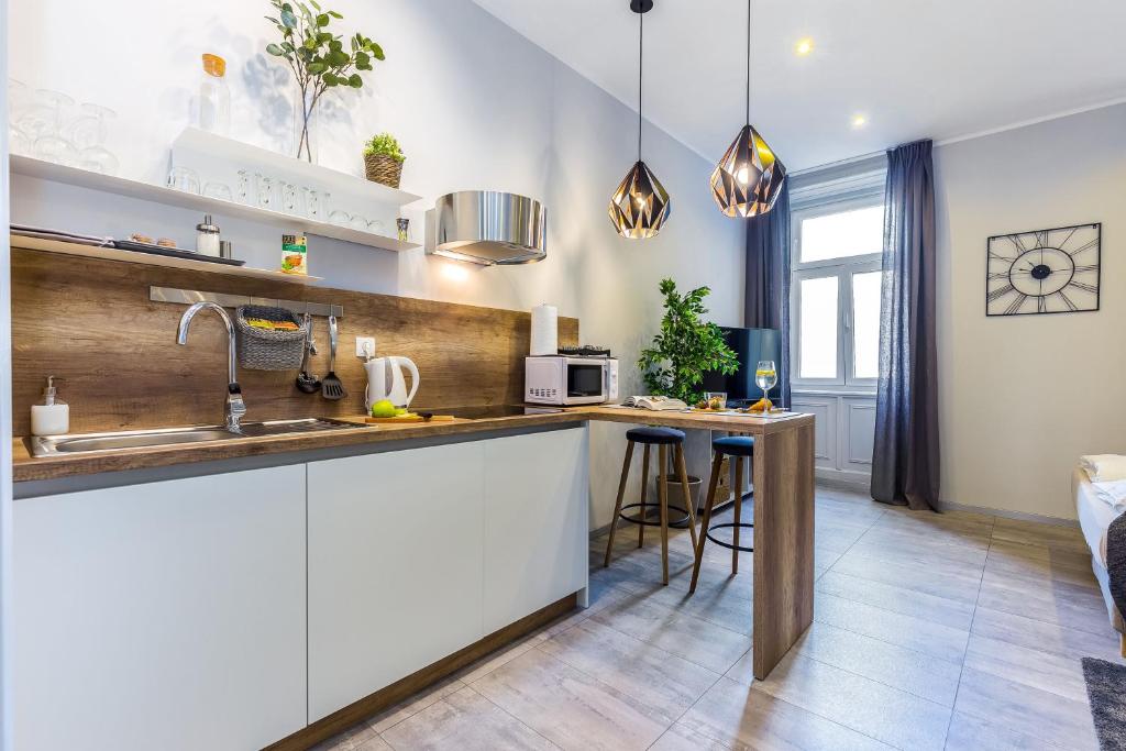 Number 1 Deluxe Apartments - 6