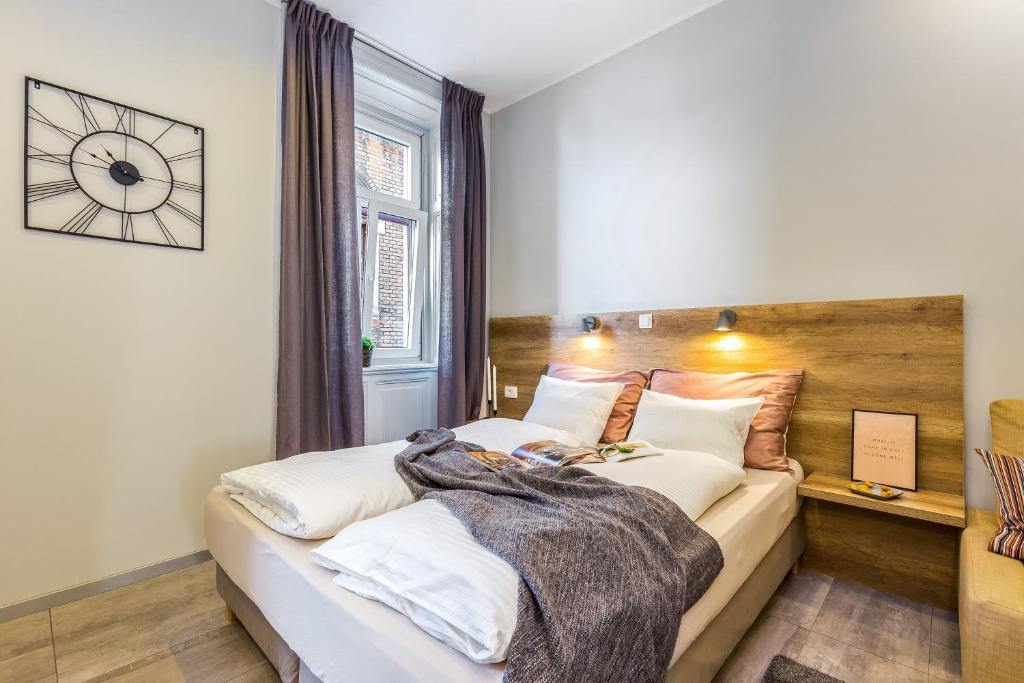 Number 1 Deluxe Apartments - 3