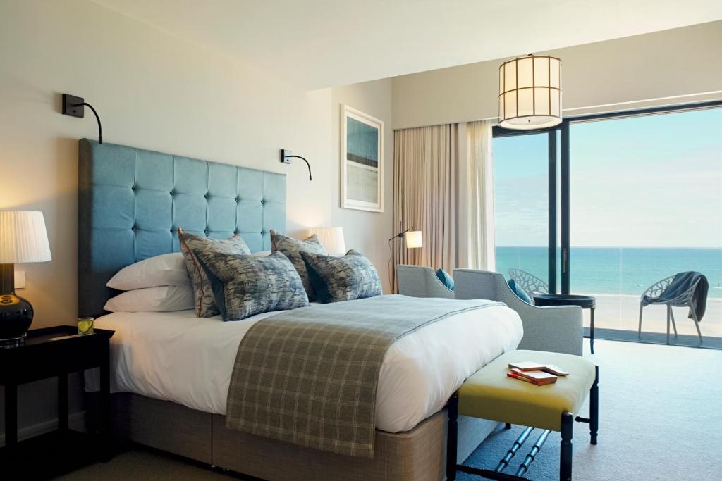Кровать или кровати в номере Carbis Bay and Spa Hotel