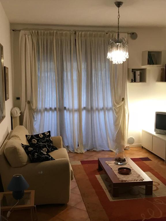 A seating area at Cosy Flat