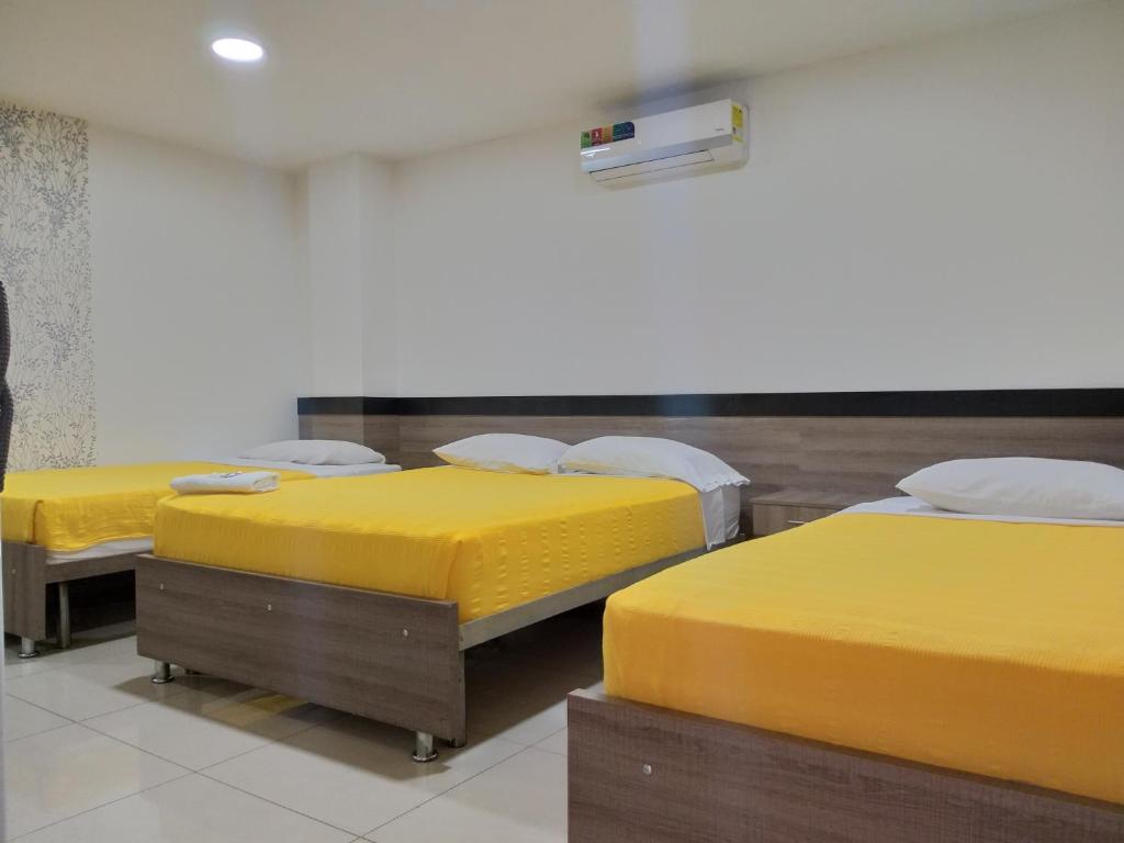 Postel nebo postele na pokoji v ubytování Hotel Ibague Plaza
