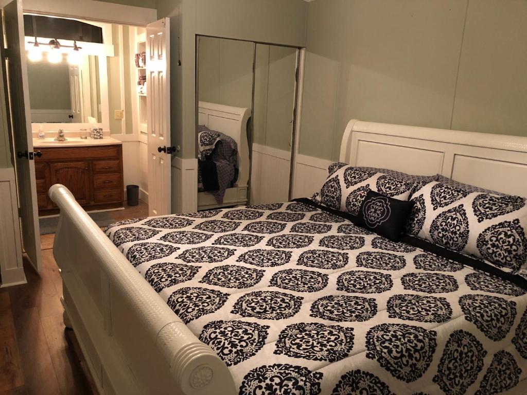 Postel nebo postele na pokoji v ubytování Beaufort SC New Renovation, Close to Parris Island, Historic Downtown, Beautiful Beaches, Sleeps 6