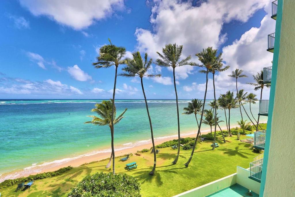un apartamento en condominio con vistas a la playa desde el balcón en Stunning Ocean Views Condos in Oahu at Punaluu, en Hauula