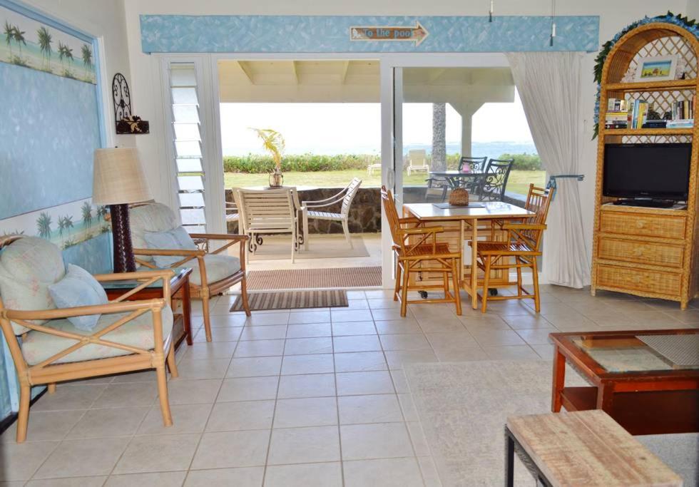 Uma área de estar em Stunning Ocean Views Condos in Oahu at Punaluu