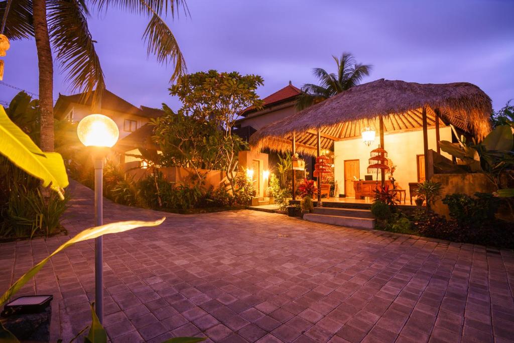 un patio de una casa con luz de la calle en Bali Sila Bisma, en Ubud