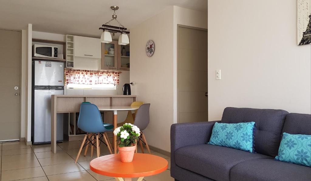 sala de estar con sofá y mesa en Condominio Costanera del Mar, en La Serena