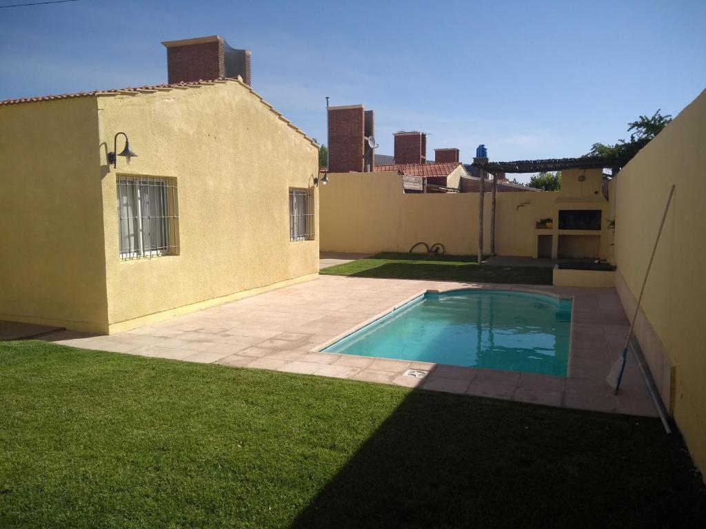 un patio trasero de una casa con piscina en Casitas Virginia en San Rafael