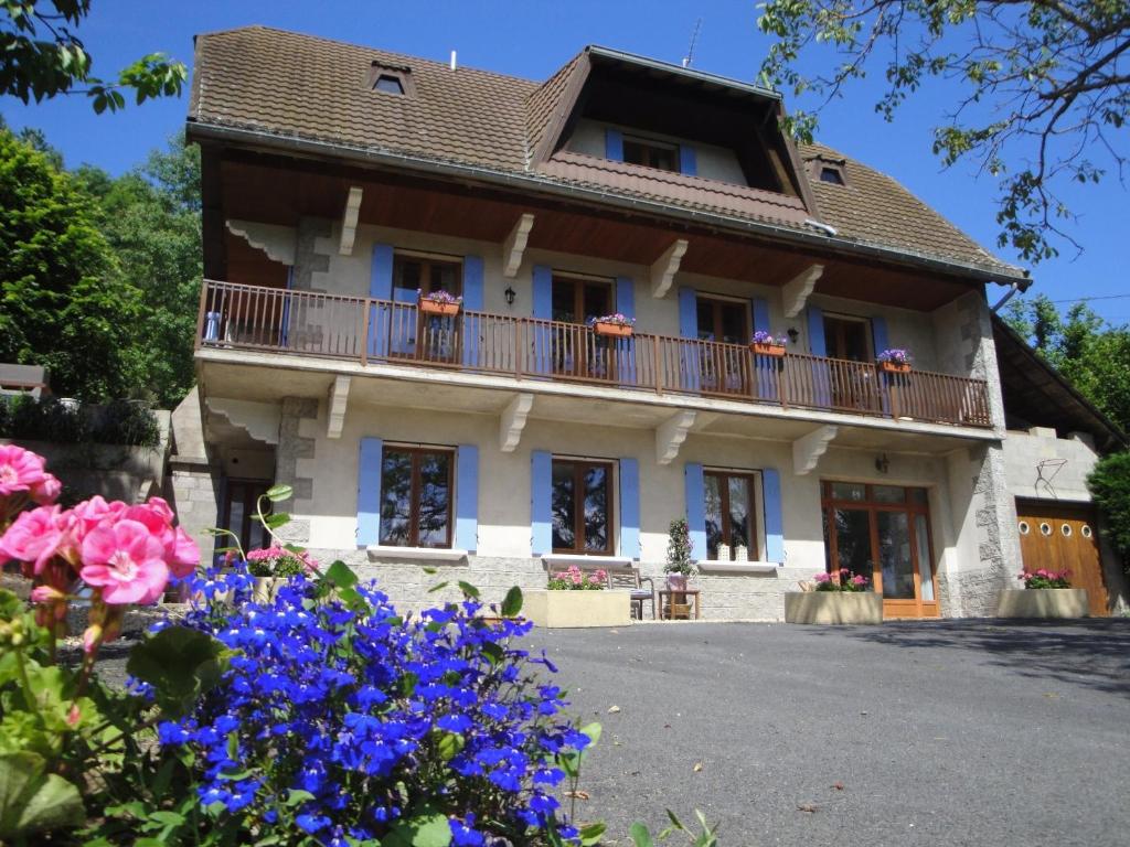 a house with flowers in front of it at La Maison du Chevalier in Marat