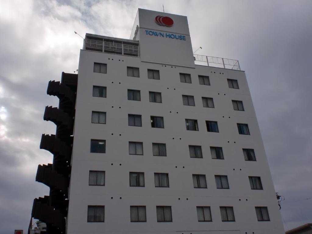津山市にある津山セントラルホテル タウンハウスの標識が立つ高い白い建物