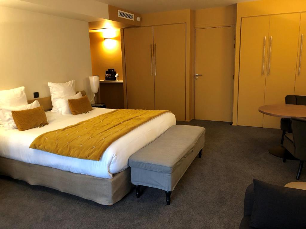 A bed or beds in a room at H&ocirc;tel L&#39;Adresse