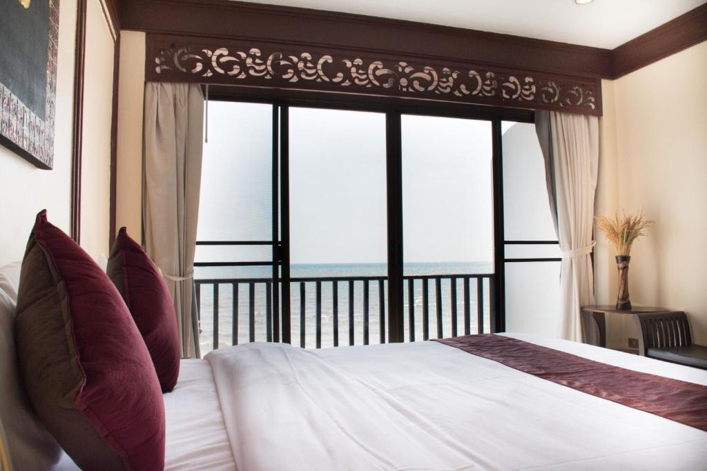 เตียงในห้องที่ Sea Memories White Sand Beach Hotel