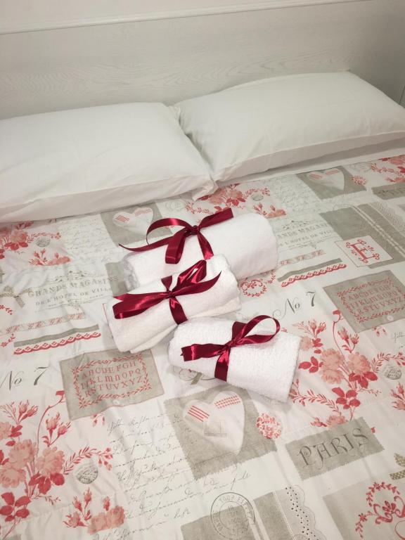 a bed with christmas presents and bows on it at L’arquele in Noci