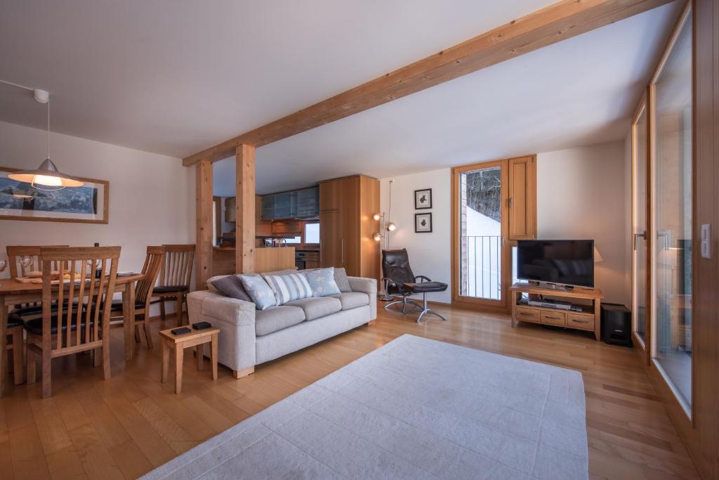 TV a/nebo společenská místnost v ubytování Chalet Roossi 3