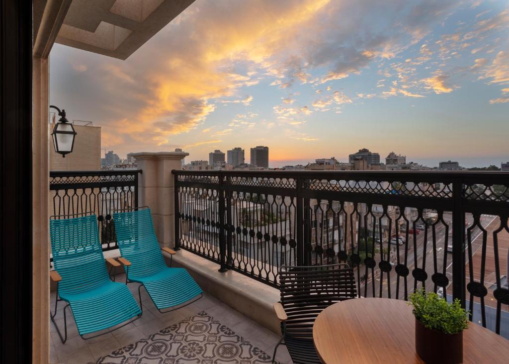 - un balcon avec vue doté de 2 chaises et d'une table dans l'établissement Hotel Jacob Samuel by Prima Hotels, à Tel Aviv