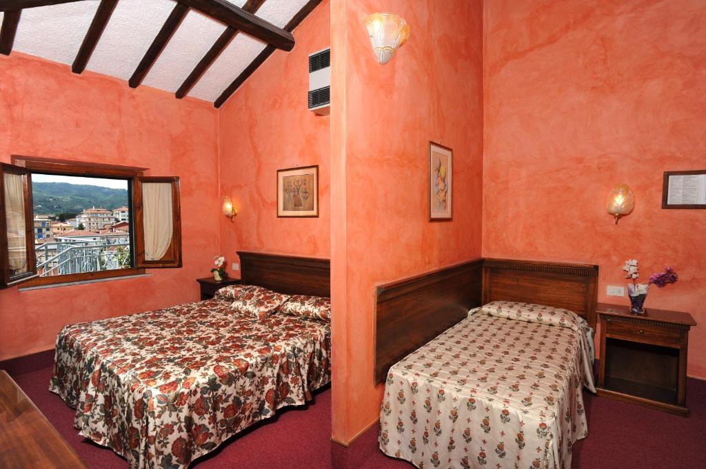 Postel nebo postele na pokoji v ubytování Hotel Minerva Palace