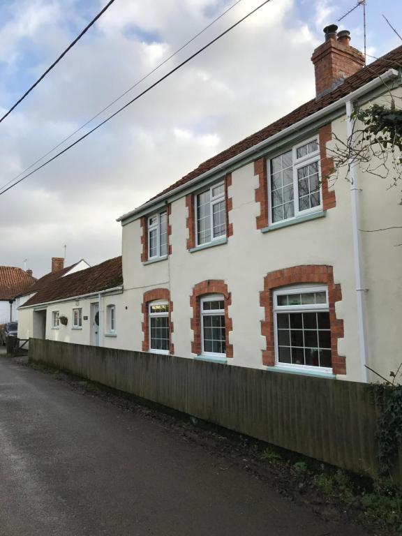 ein Haus an der Seite einer Straße in der Unterkunft Ivy Cottage in Stawell