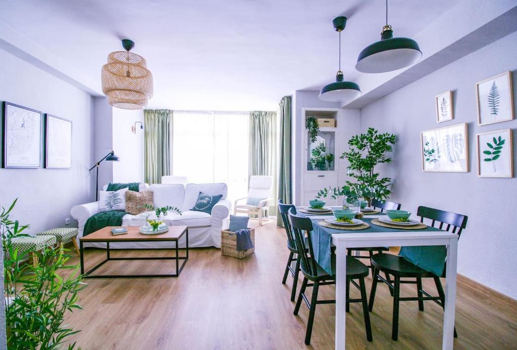 マラガにあるNuevo apartamento en Calle Salitre, Málaga Centroのリビングルーム(テーブル、ソファ付)