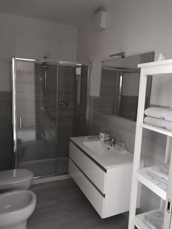 Koupelna v ubytování 700enolocanda