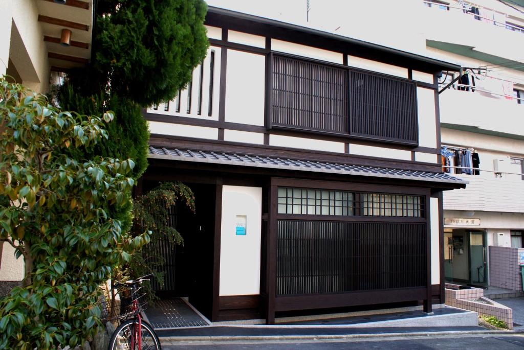 ein Gebäude in Schwarz-Weiß in der Unterkunft Komatsu Residences in Kyoto