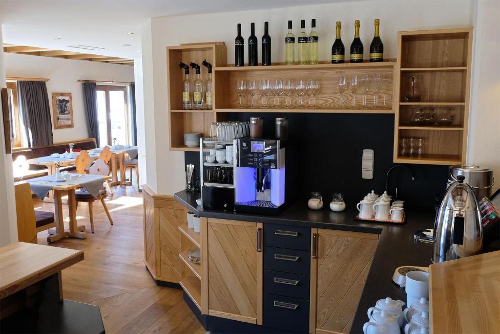 Příslušenství pro přípravu čaje a kávy v ubytování Hotel Garni Hubertushof