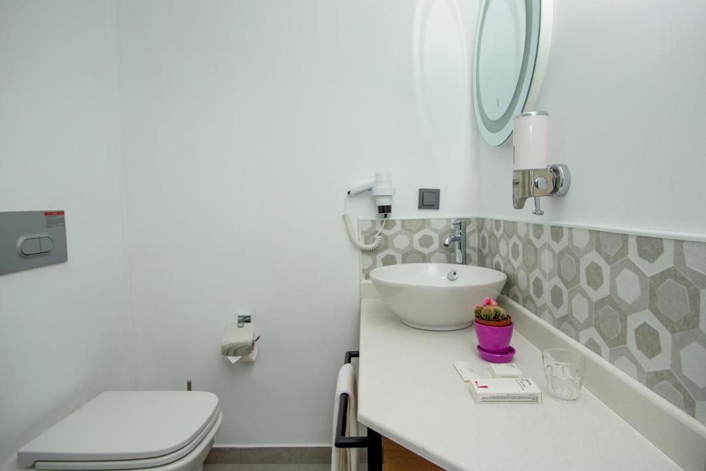 Koupelna v ubytování Hotel Adora