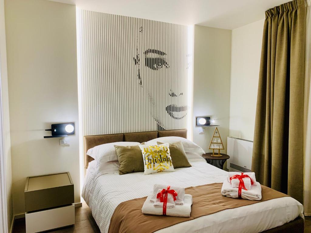 1 dormitorio con 1 cama con 2 toallas en Agorà B&B Urban Relais, en Canosa di Puglia