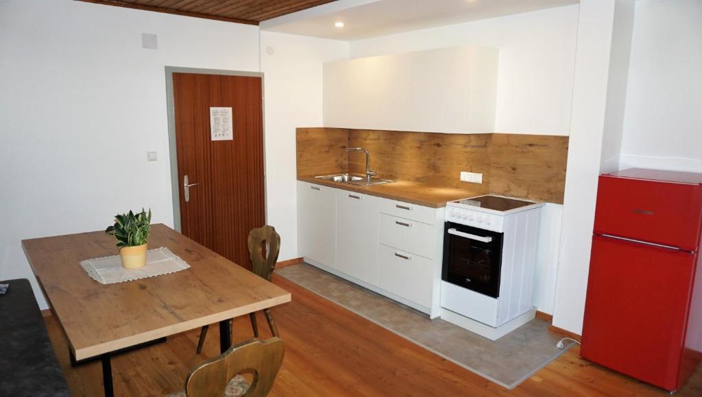 Kuchyň nebo kuchyňský kout v ubytování Gästehaus Hubertus