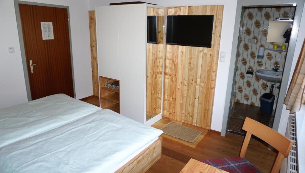 Postel nebo postele na pokoji v ubytování Gästehaus Hubertus