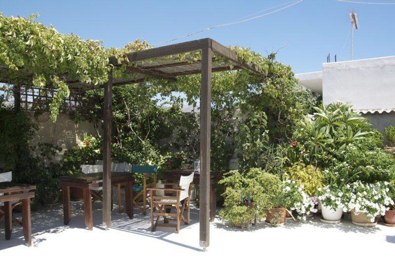 A garden outside Kalypso Studios & Rooms
