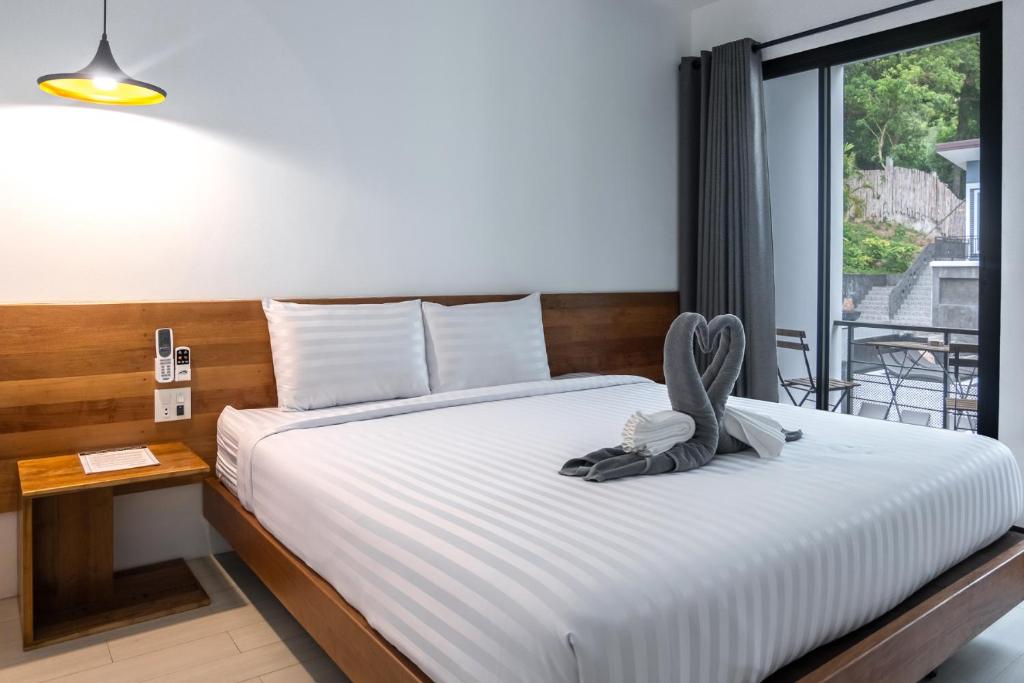 Postel nebo postele na pokoji v ubytování Chaantalay Hotel