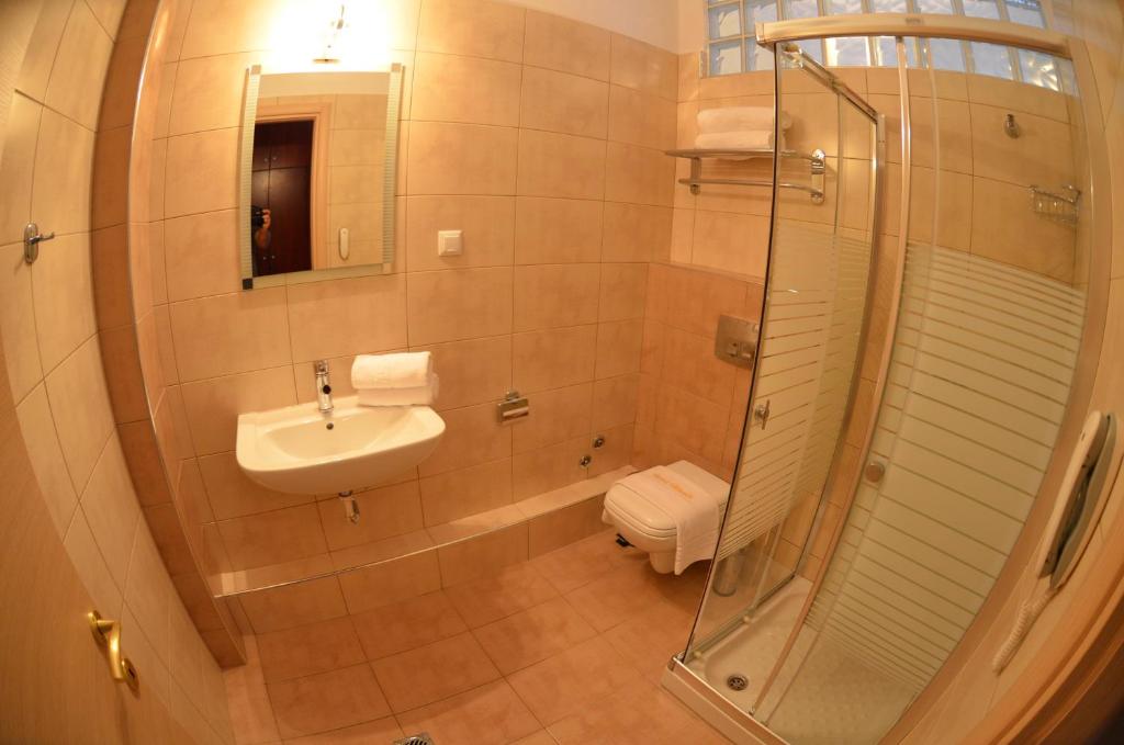 Koupelna v ubytování Glikadi Hotel