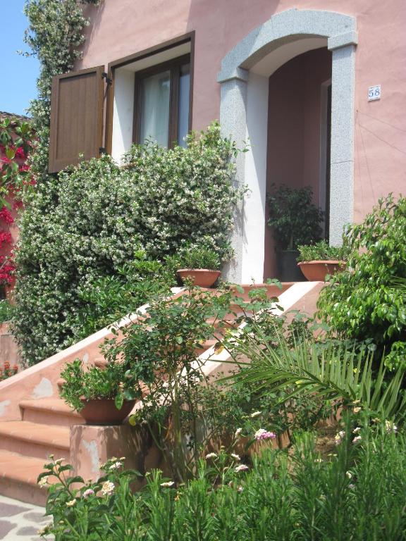 A garden outside Bed & Breakfast Dessole