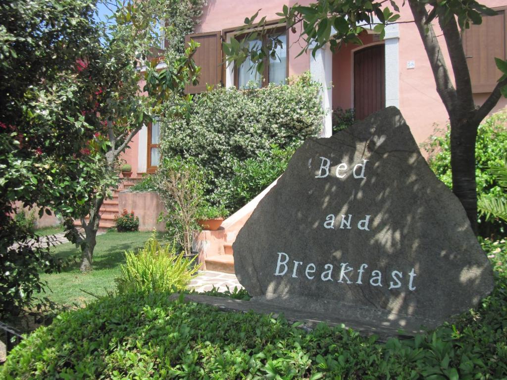 A garden outside Bed & Breakfast Dessole