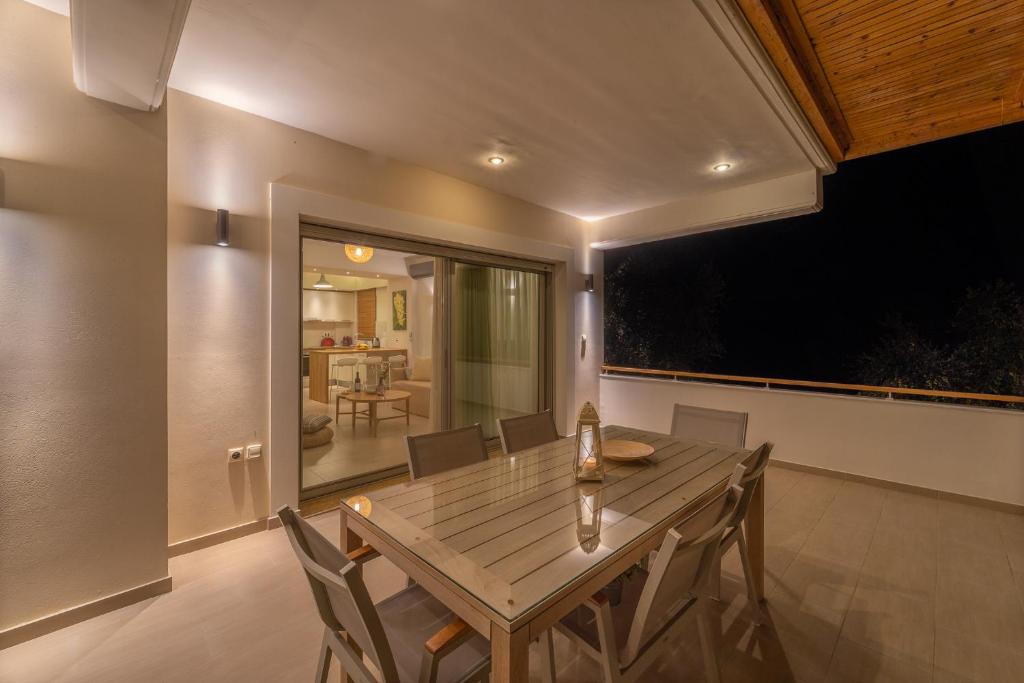 TV a/nebo společenská místnost v ubytování Abelia Luxurious Villas