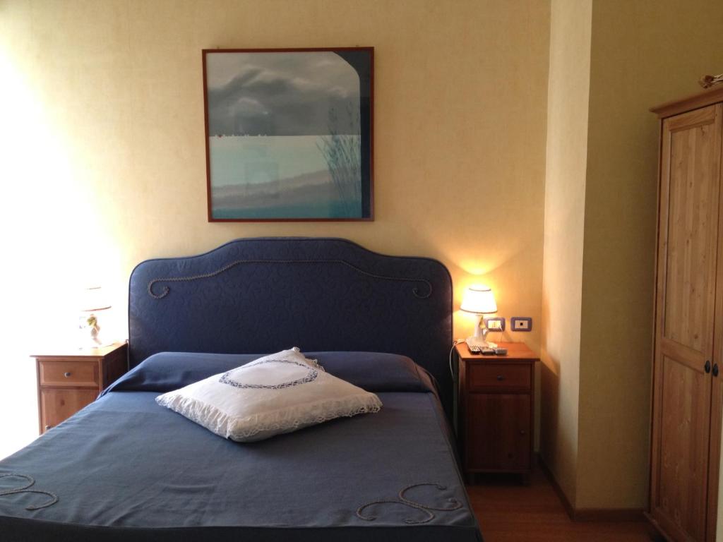 ein Schlafzimmer mit einem blauen Bett und einem Kissen darauf in der Unterkunft B&B Bonapace Portanolana in Neapel