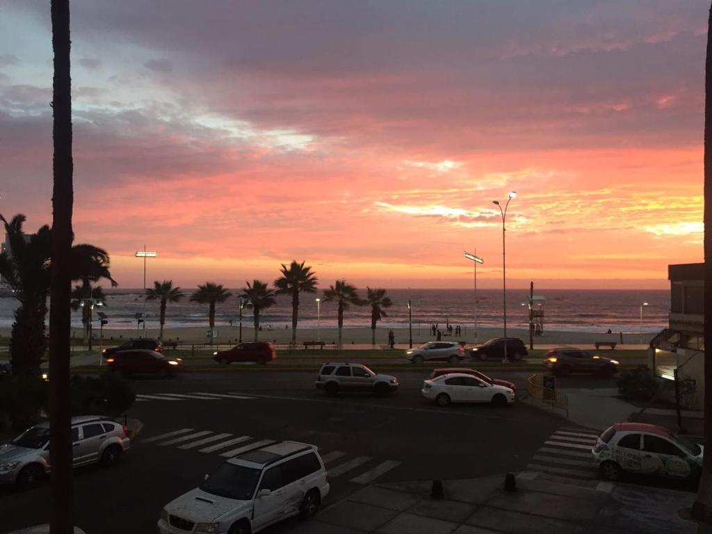 un aparcamiento con coches estacionados frente a la playa en Amunátegui 2090 Iquique, en Iquique