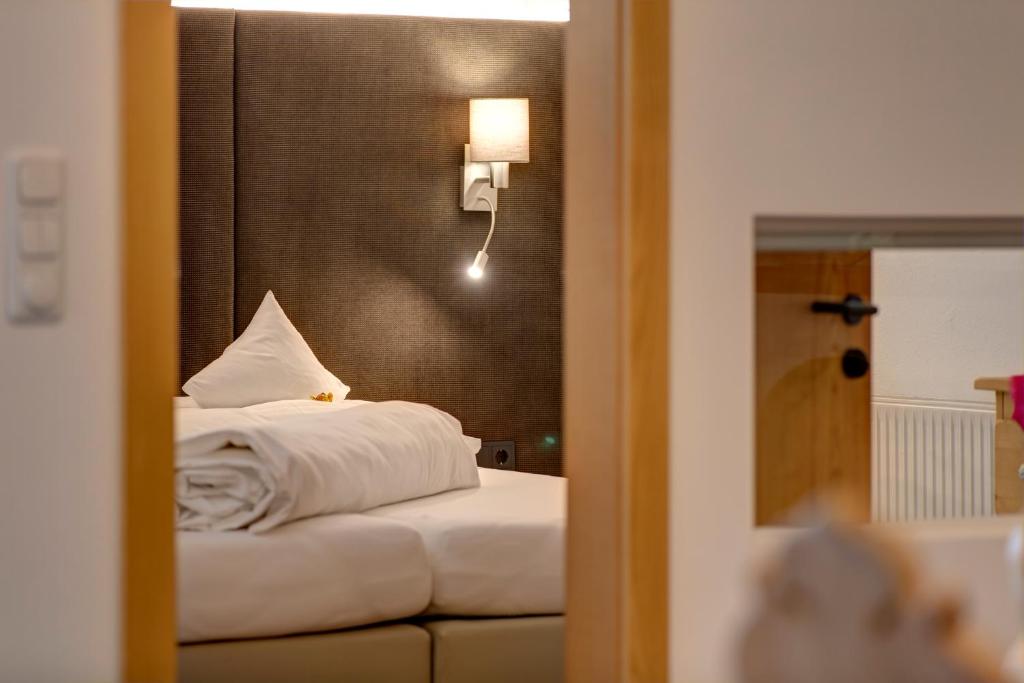 Posteľ alebo postele v izbe v ubytovaní Am Dorfplatz Suites - Adults only
