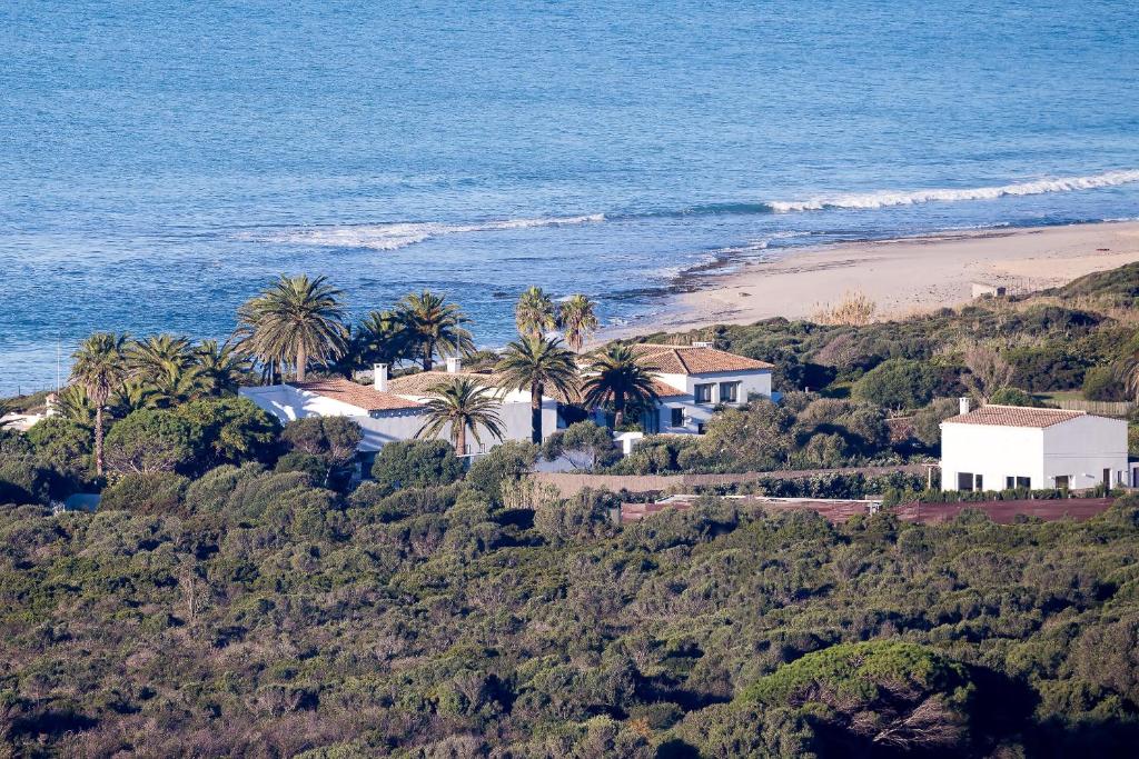 タリファにあるBeach house private access to Valdevaqueros beach with pool and AC free wifiの海辺の丘の上の家