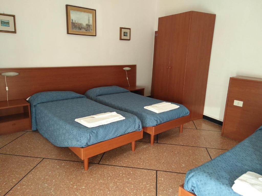 Łóżko lub łóżka w pokoju w obiekcie Hotel Suisse
