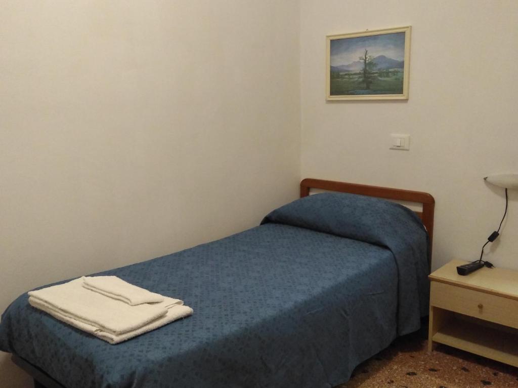 Łóżko lub łóżka w pokoju w obiekcie Hotel Suisse