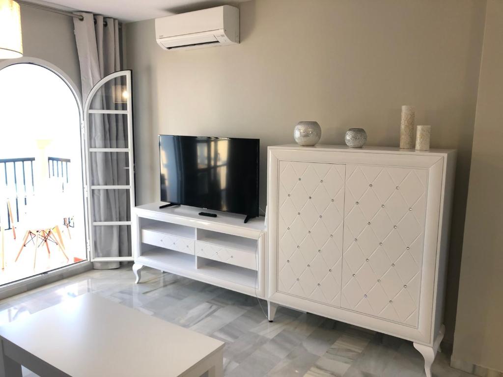 Televízia a/alebo spoločenská miestnosť v ubytovaní BALCON DEL MAR 2 APARTAMENT ON THE BEACH FRONT