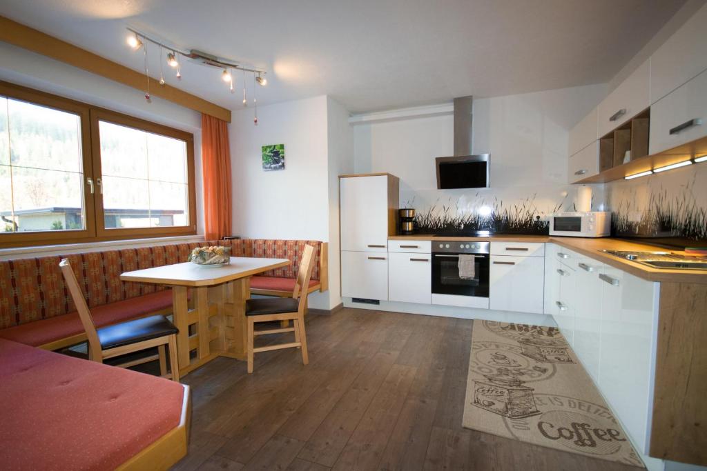A kitchen or kitchenette at Ferienwohnung Plattner
