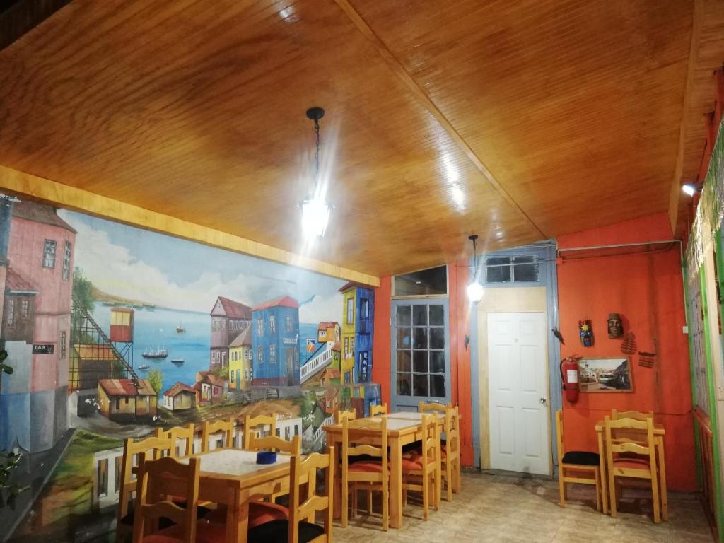 a dining room with a mural on the wall at Hostal Vicmar in Viña del Mar