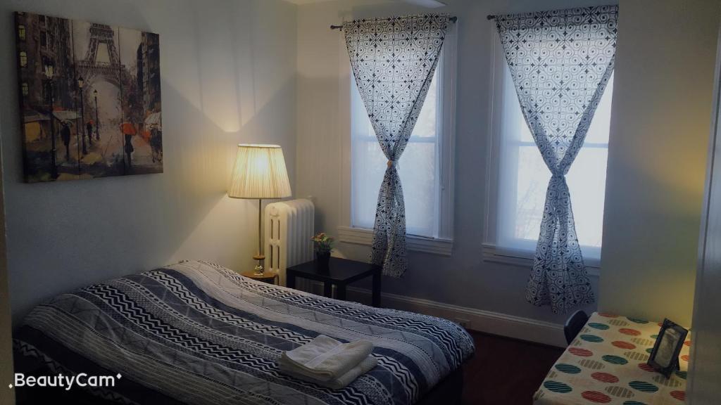 a bedroom with a bed and a window at comfort & charm in the johns hopkins uni in Baltimore
