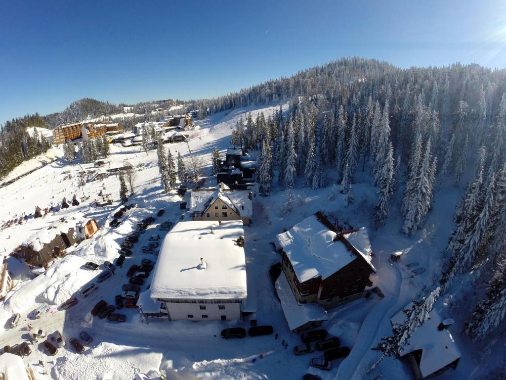 una vista aérea de un complejo en la nieve en Hotel Snješko, en Jahorina