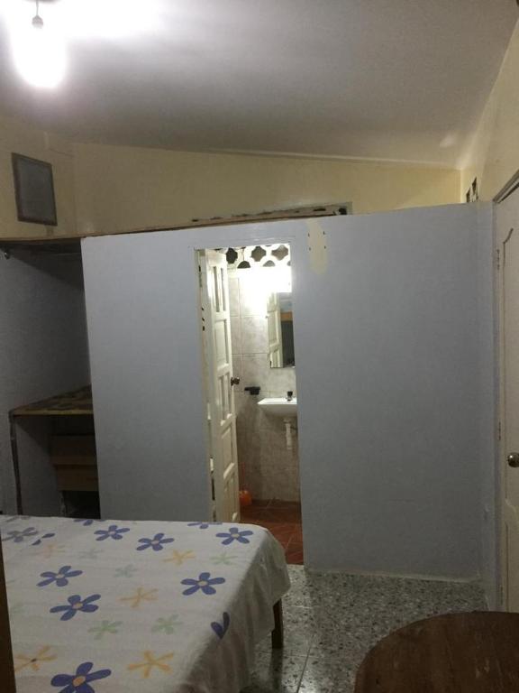 Postel nebo postele na pokoji v ubytování Hostal Camping Beach
