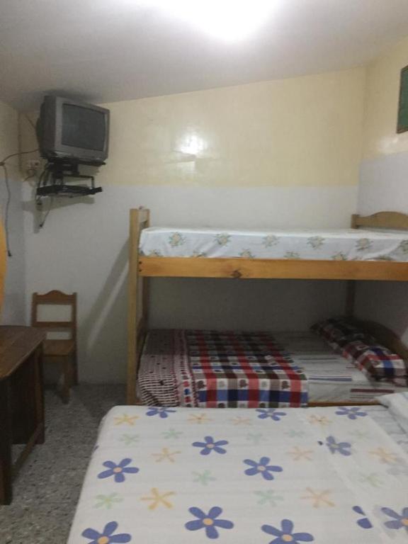 Postel nebo postele na pokoji v ubytování Hostal Camping Beach