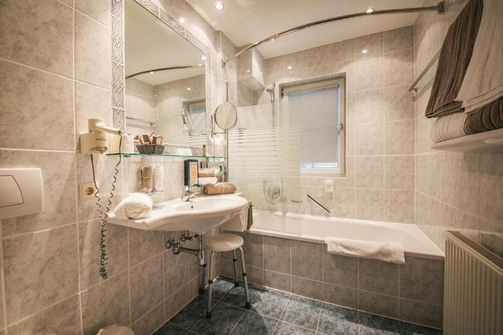 Koupelna v ubytování Arlen Lodge Hotel inkl Premium Karte im Sommer